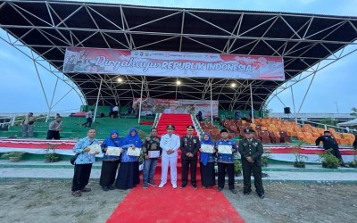 Bapak Camat Kandis Berikan Sertifikat Penghargaan kepada 15 Guru SMP Negeri 2 Kandis atas Penyelesaian Platform Merdeka Mengajar (PMM)