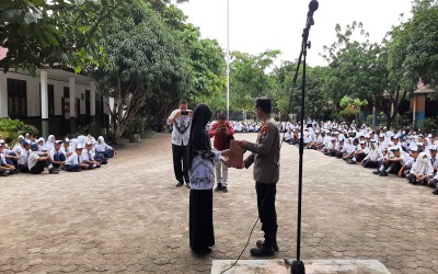 UPACARA PERINGATAN HUT PGRI KE 77 DI SMP NEGERI 2 KANDIS DI HADIRI OLEH KAPOLSEK KANDIS SEKALIGUS PEMBERIAN BANTUAN TAB